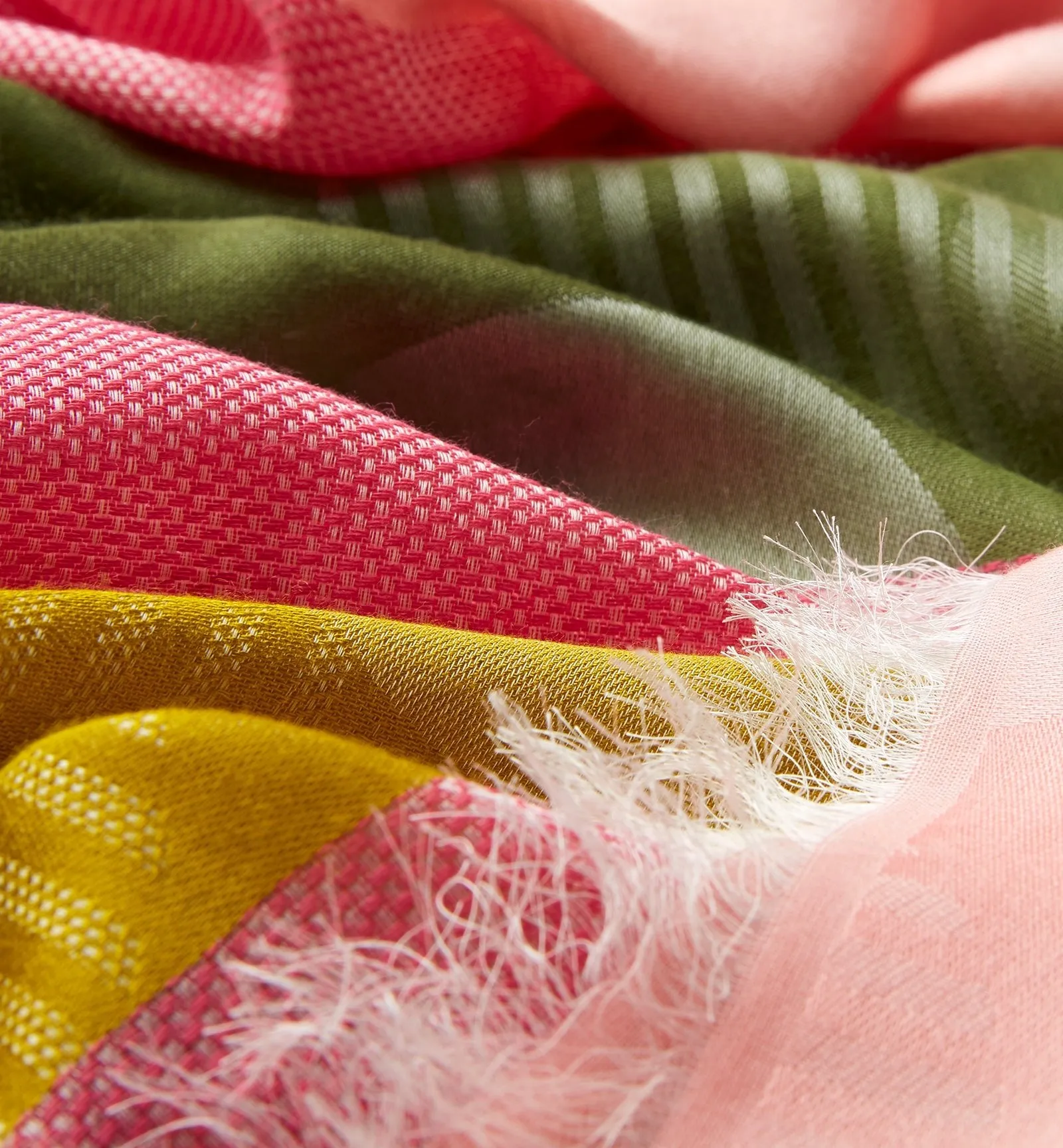 LUSTER CIRCULAR PATTERN SCARF La Canadienne
