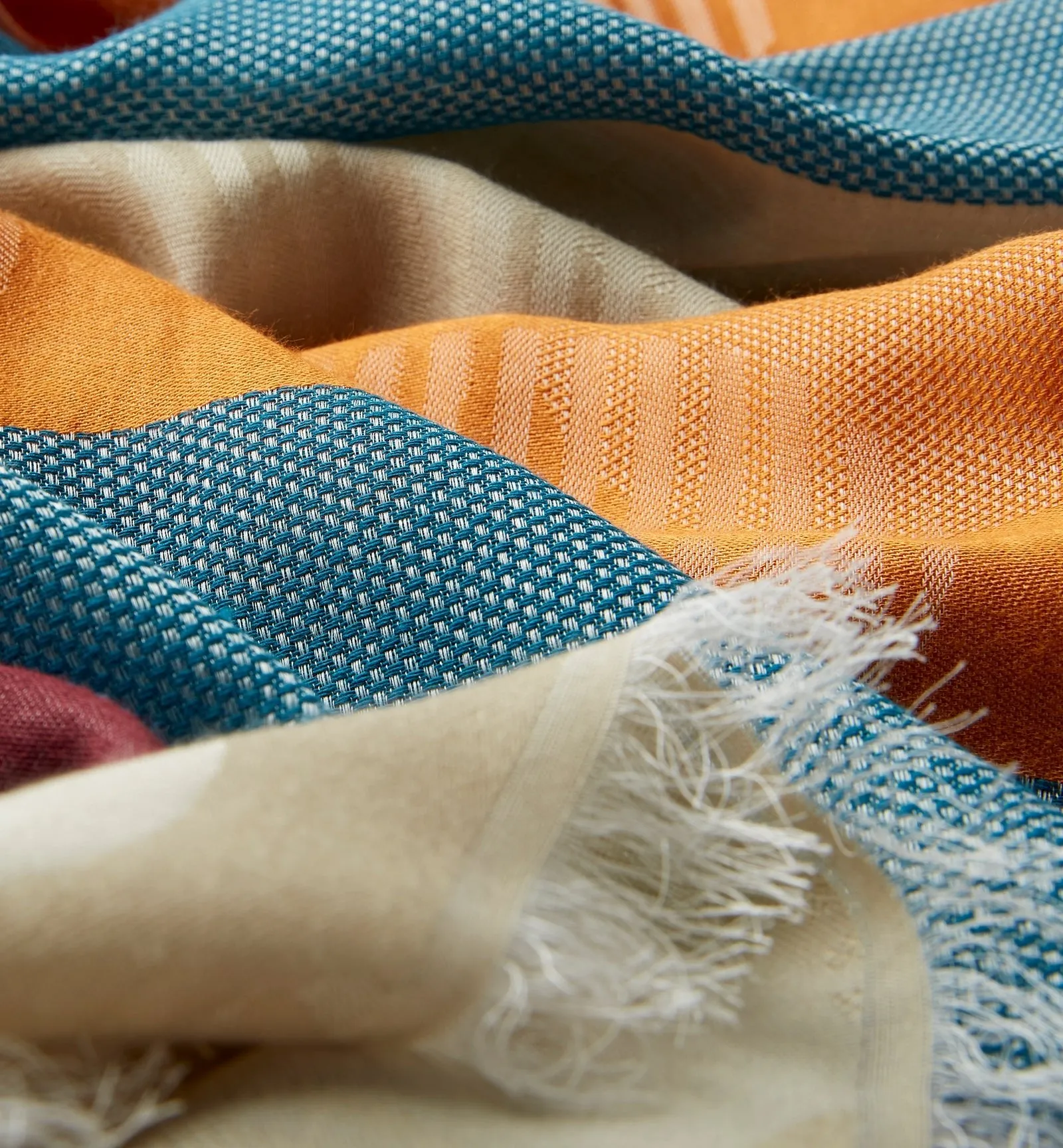 LUSTER CIRCULAR PATTERN SCARF La Canadienne